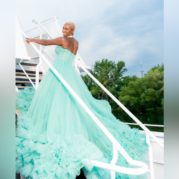Sea foam green gown - Picture 4 of 10